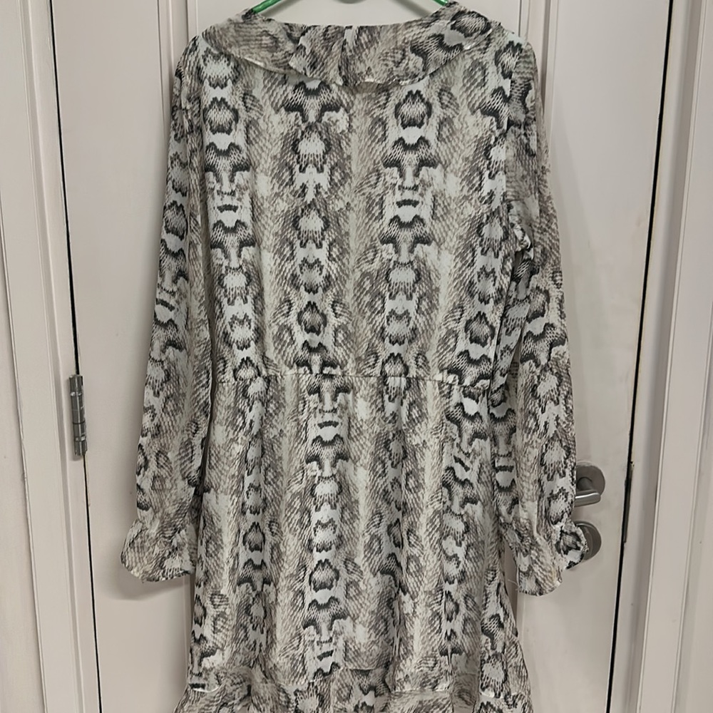 H&M Animal Print dress with matching lining  in B&W with Vneck ! SIze 14! - Picture 7 of 10